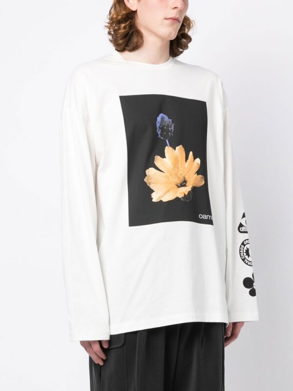 ⁦graphic-print long-sleeved T-shirt⁩ - الصورة ⁦2⁩