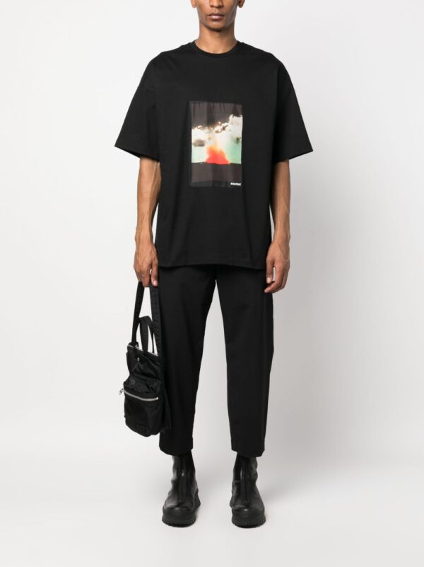 ⁦graphic-print organic-cotton T-shirt⁩ - الصورة ⁦4⁩